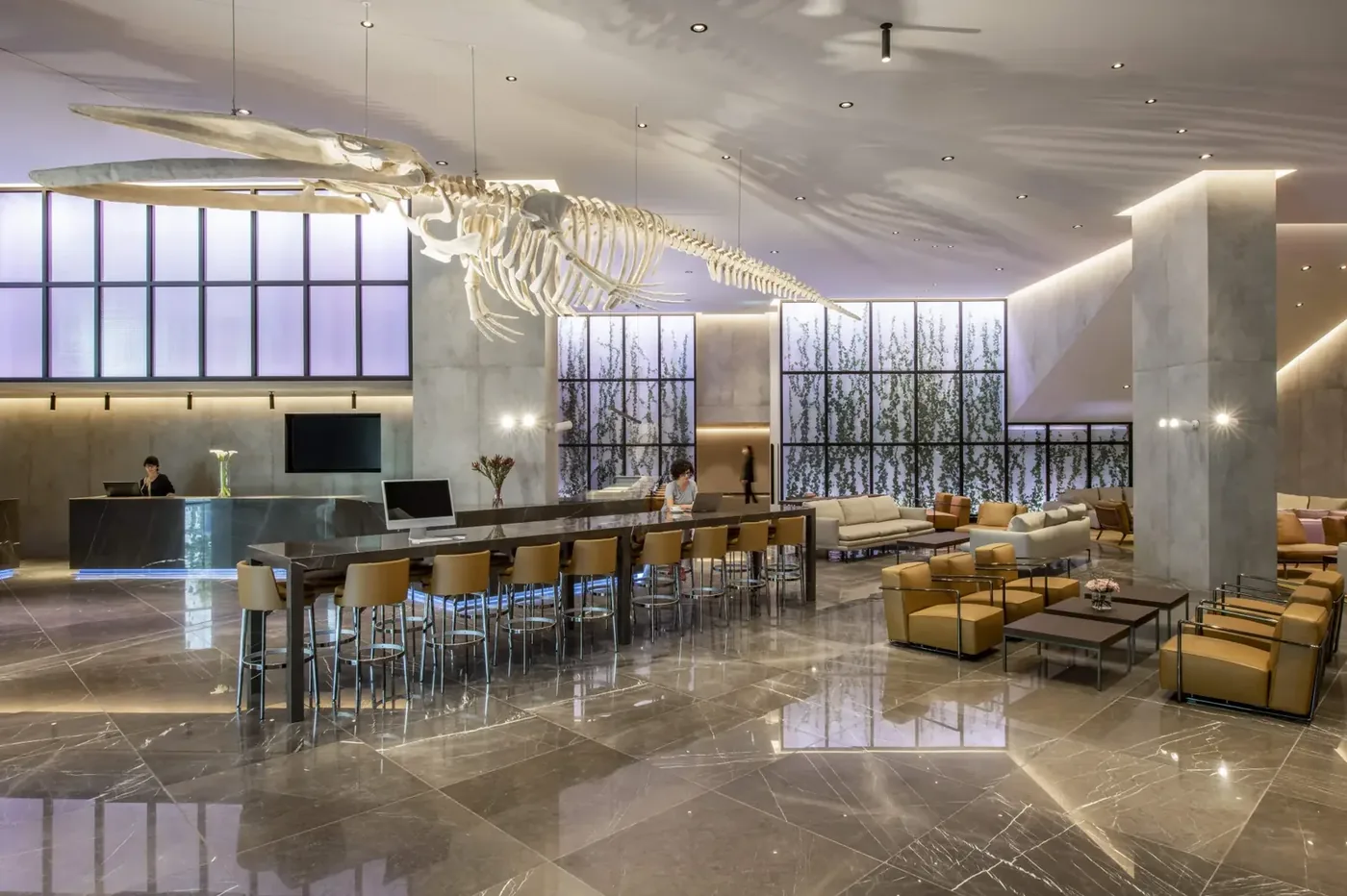 Lobby and reception desk of the Pullman Axis Towers hotel